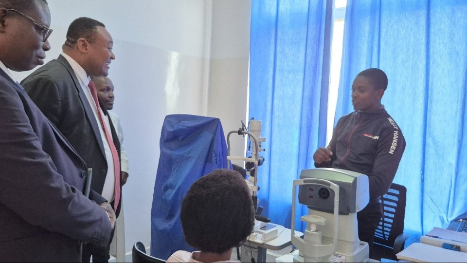 Elder Mutombo visite l’hôpital de fa Fondation de la Première Dame lors de sa visite au Burundi du 4 au 6 septembre 2025