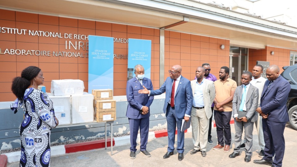 Elder Mwanke Baker David Ngabizele, Soixante-dix d’Interrégion, présentant les équipements médicaux à l’équipe de l’administration de l’Institut National de Recherche Biomédicale à Kinshasa, le 16 juillet 2026.