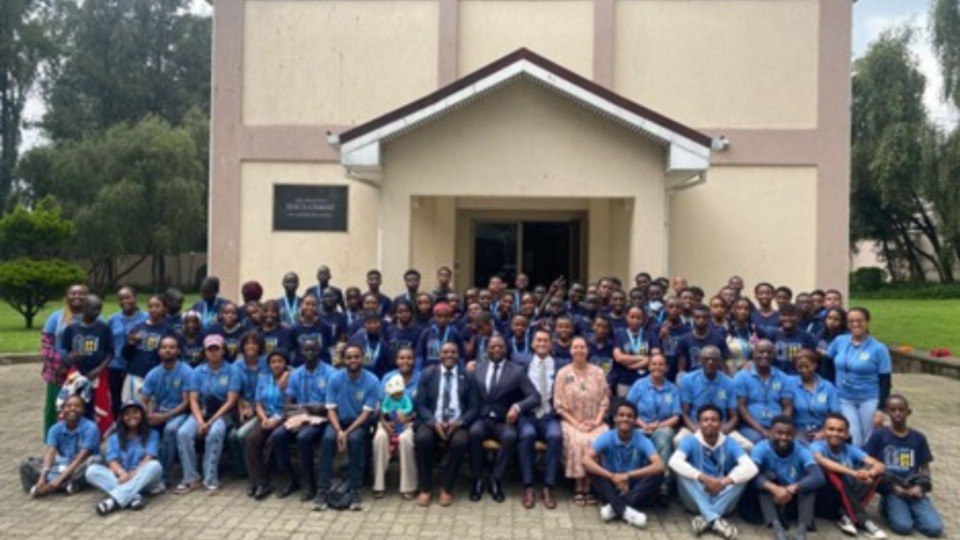 Photo de groupe des jeunes avec les dirigeants de l'Église et les coordinateurs des JAS, à Addis-Abeba, en septembre 2025