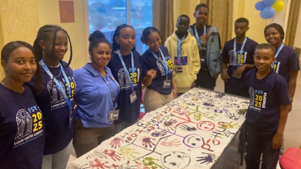 Les jeunes participent à des activités de groupe, à Addis-Abeba, en septembre 