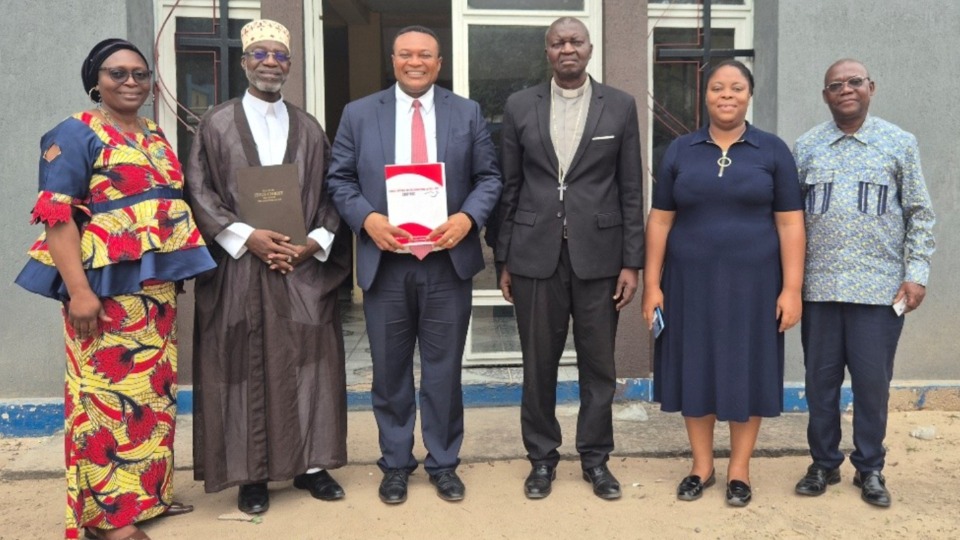 De gauche à droite : Révérend Thérèse Bimpa Abulukayi, Coordinatrice du Réseau de foi femme et enfant - Cheikh Abdallah Mangala, Président du Comité exécutif du CNRP - Elder Thierry K. Mutombo, Président de l’interrégion de l’Afrique centrale, Révérend Kinyamba Lunge Armand, Secrétaire général du CNRP – Madame Isis Kangudie Mana, communicatrice du CNRP - Colonel Ntembi Essaie, de l'armée du salut , lors de la signature du protocole d’accord à Kinshasa.