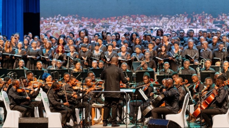 Le Chœur mixte en pleine prestation dans la grande salle du centre culturel des pays d’Afrique centrale lors du concert interconfessionnel Missa Congo 2026 à Kinshasa en République Démocratique du Congo le 21 février 2026