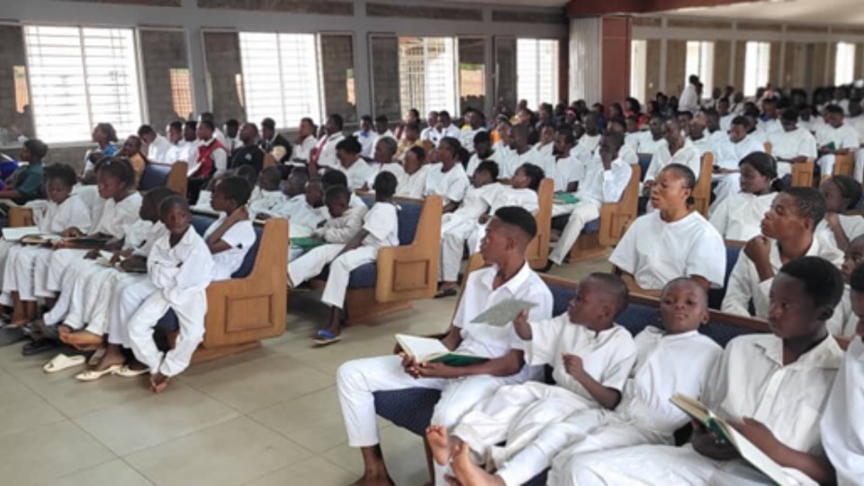 Les futurs membres du pieu de Kasumbalesa se réunissent pour leur baptême. Kasumbalesa, RDC, 27 décembre 2025