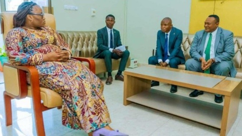Madame Farida Mwepu Oduel, maire adjointe de Kolwezi, en compagnie du président de l’interrégion d’Afrique centrale, Elder Thierry K. Mutombo, du directeur de la communication du conseil de coordination de Kolwezi, Nathan Vital, et du président du pieu de Kolwezi, Christian Tshibangu. Kolwezi, RDC, 2026.