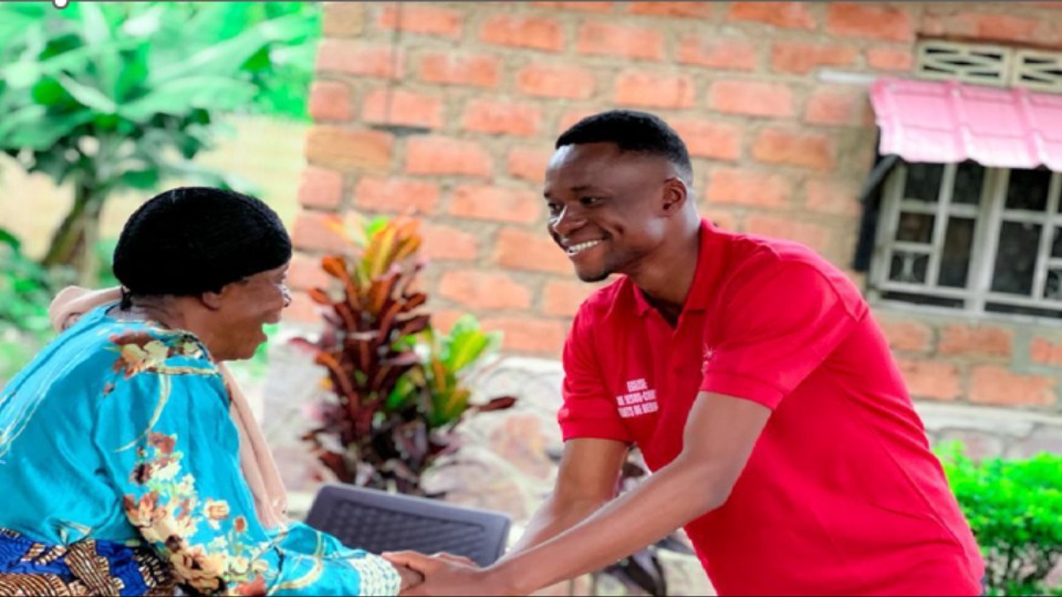 Un membre du pieu de Bondoyi salue une bénéficiaire du projet de service. 24 décembre 2025