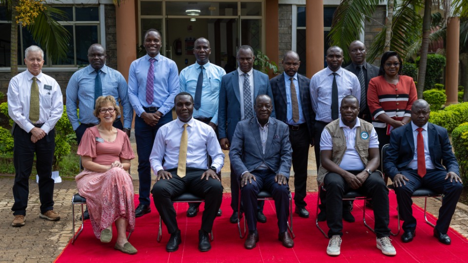 Le groupe pose pour une photo avec le gouverneur Wilber Khasilwa Ottichilo (premier rang, au centre) avant les inspections à l’hôpital du comté de Vihiga, le 21 mai 2026.