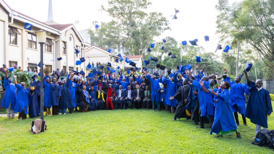 Les diplômés célèbrent après la cérémonie de fin du programme BYU–Pathway à Nairobi, au Kenya, le 25 avril 2026.