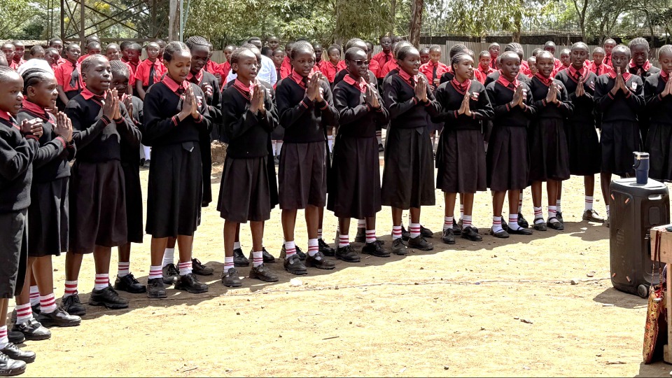 Les élèves de l’école primaire d’Ongata Ronkai récitent un poème lors de la cérémonie de remise des installations à Nairobi, Kenya, le 30 mars 2026.
