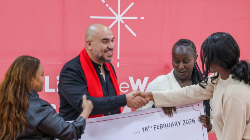 Les représentants de Rahma Worldwide reçoivent des félicitations lors de la cérémonie de remise des distributeurs de dons « Éclairer le monde » à Nairobi, au Kenya. 18 février 2026.