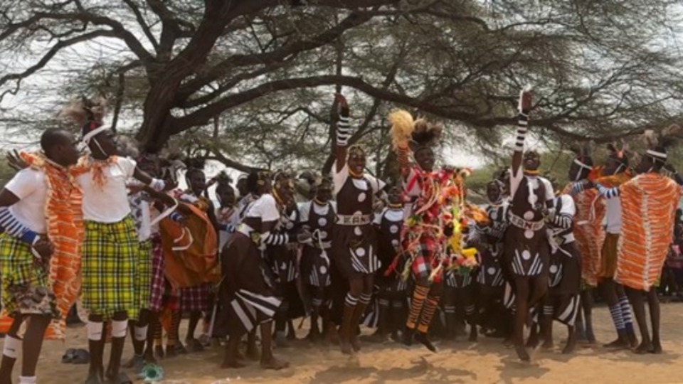 Des élèves se produisent lors de la cérémonie de remise de nouveaux bâtiments à l'école primaire de Kanamkemer à Lodwar, au Kenya, le 25 février 2026.
