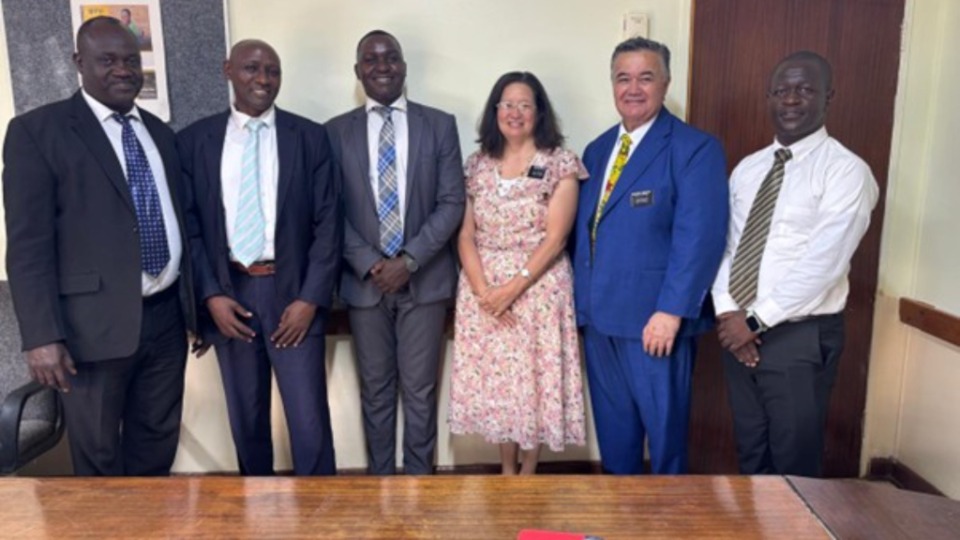 De gauche à droite : Joshua Kioko Peter, premier conseiller, frère Aaron Kitungu Mbuvi, président, Thomas Musyoki John, deuxième conseiller, David et Lenise Onekawa, dirigeants de mission, président Boaz Olumatete, deuxième conseiller dans la présidence de mission de Nairobi East, à Kyulu, au centre de pieu du Kenya, le 7 décembre 2025.