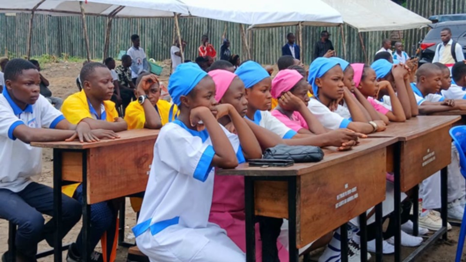 Des élèves assis à leurs nouveaux bureaux offerts par l’Église.  N’sele, Kinshasa, RDC — 15 janvier 2026