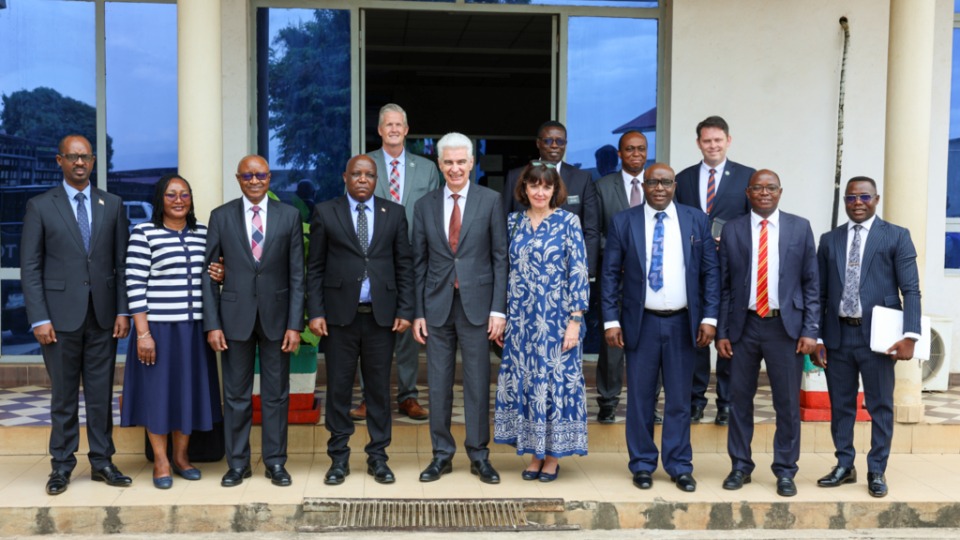 Elder-Gerald-Causse-remet-un-cadeau-destine-au-President-de-la-Republique-a-lHonorable-Leonidas-Ndaruzaniye,-Ministre-de-lInterieur,-du-Developpement-communautaire-et-de-la-Securite-publique,-lors-de-sa-visite-au-Burundi-le-22-Octobre-2026