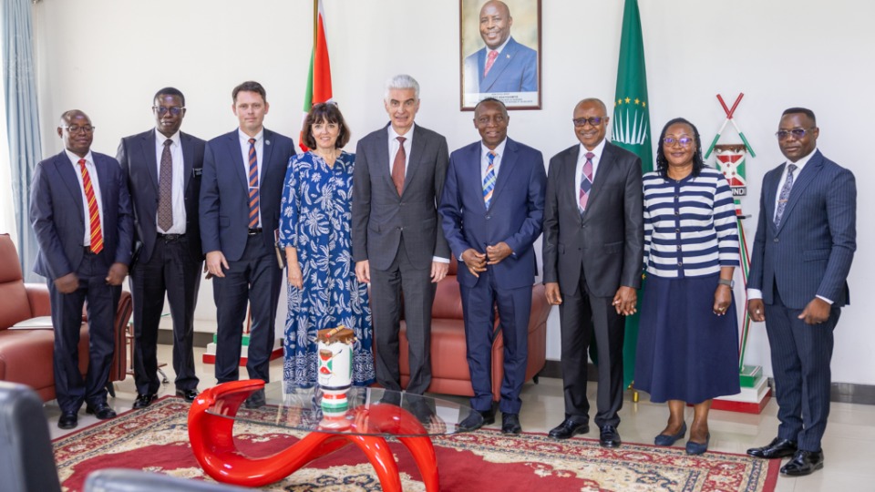 Photo-de-famille-prise-a-lissue-de-lentretien-entre-Elder-Gerald-Causse-et-lHonorable-Edouard-Bizimana,-Ministre-des-Affaires-etrangeres,-a-Bujumbura,-au-Burundi-le-22-October-2026