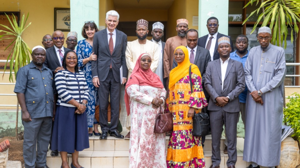 Photo-de-famille-prise-a-lissue-de-lentretien-entre-Elder-Gerald-Causse-et-le-Sheikh-Nayabagabo-Salum,-Mufti-et-representant-legal-de-la-Communaute-islamique-du-Burundi,-a-Bujumbura,-au-Burundi-le-22-October-2026.-Elder-Causse-se-tient-a-ses-cotes.