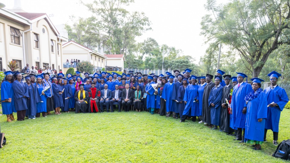 Photo de groupe après la cérémonie de remise des diplômes du programme BYU-Pathway Worldwide à Nairobi, au Kenya. 25 avril 2026