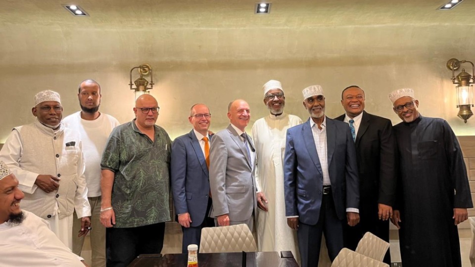 Photo de groupe de la présidence de l’interrégion d’Afrique centrale : Elder Thierry K. Mutombo (2e à partir de la droite), Elder Paul B. Pieper (5e à partir de la droite) et Elder Christophe G. Giraud-Carrier (6e à partir de la droite), avec les dirigeants du NAMLEF à la suite du dîner de reconnaissance à Nairobi, au Kenya, le 27 juin 2026.