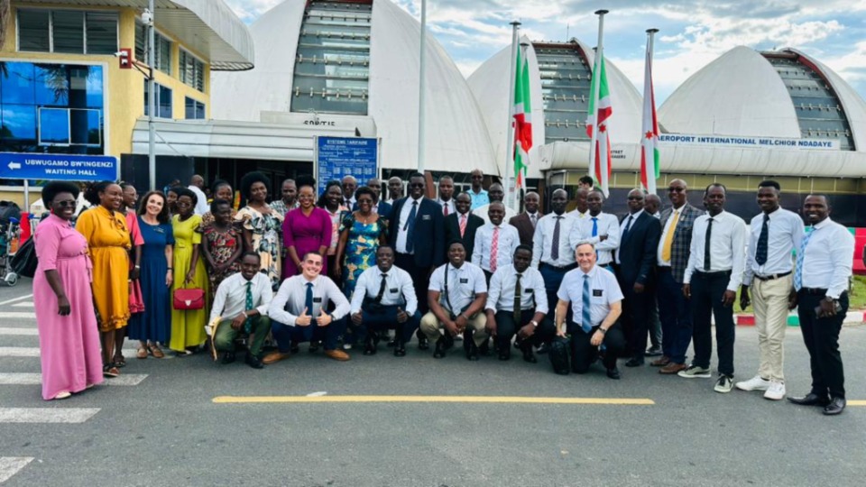 Photo de groupe des membres du district de Bujumbura avec les missionnaires à plein temps nouvellement arrivés à l’aéroport international Melchior Ndadaye de Bujumbura. 16 avril 2026