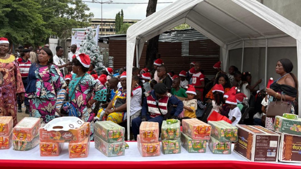 Les rafraîchissements de Noël pour les enfants sont préparés et attendent d’être distribués. Kinshasa, RDC, 26 décembre 2025.
