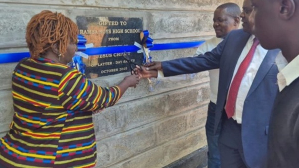 Mary Odhiambo (à gauche), Dr Odhier (au centre) et le président Peter Akal (à l’arrière-plan) lors de la cérémonie d’inauguration de blocs de latrines à l’école secondaire Ramba Boys, située dans le comté de Siaya, au Kenya, le 13 octobre 2025