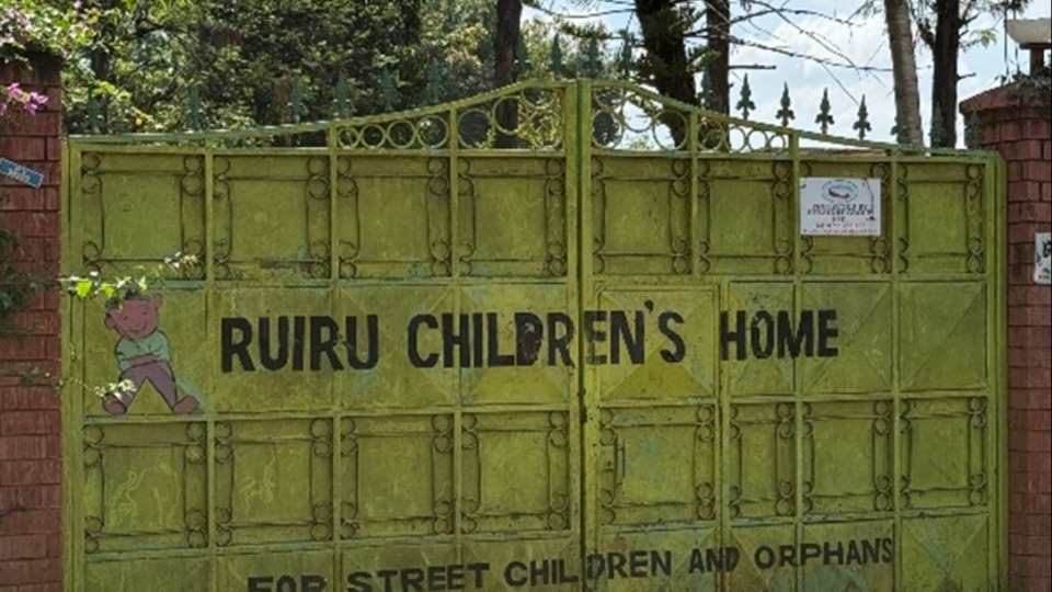 Porte de l'orphelinat de Ruiru, Ruiru, Kenya. 15 novembre 2025