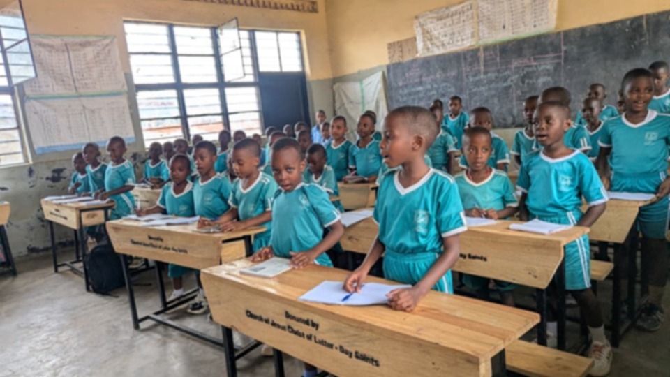 Les élèves de l’école de Kacyiru profitent de leurs nouveaux pupitres offerts par l’Église. Kigali, Rwanda, 30 avril 2026.