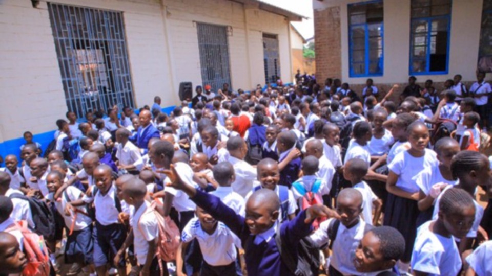 Les élèves de l’école primaire Tango Hapo réagissent avec joie en recevant des améliorations apportées à leur école, à Lubumbashi, RDC, le 6 février 2026