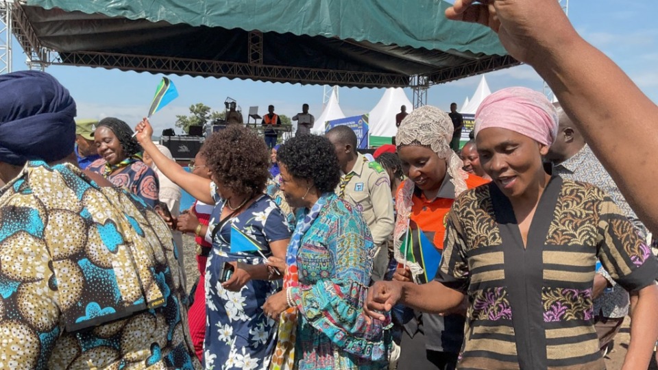 Les femmes ayant participé à l’événement dansent avec l’Honorable Ministre dans le cadre des célébrations de la Journée internationale des femmes, le 8 mars 2026 à Geita, en Tanzanie.