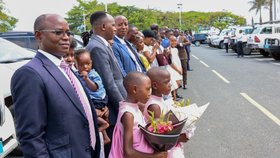 Un-groupe-de-membres-venu-accueillir-Elder-Gerald-Causse-a-sa-sortie-de-laeroport,-lors-de-sa-visite-a-Bujumbura-au-Burundi-le-21st-Octobre-2026.