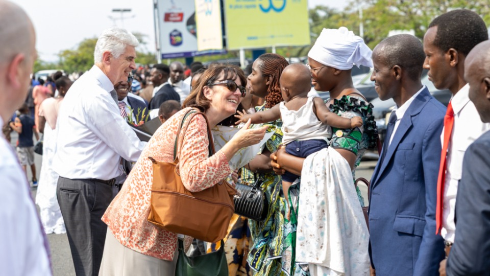 Un groupe de membres venu accueillir Elder Gérald Caussé et la Sœur Valerie Caussé à leur sortie de l’aéroport, lors de leur visite à Bujumbura au Burundi le 21 Octobre 2026.