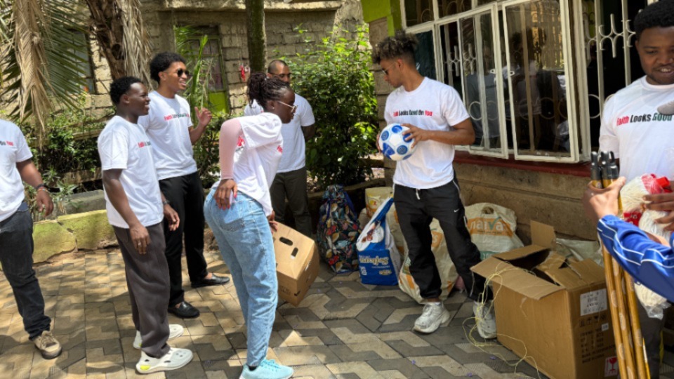 Les jeunes adultes seuls (JSA) aident Batchlor et Corey à déballer des fournitures pour les enfants de l’orphelinat Riuru. 15 novembre 2025