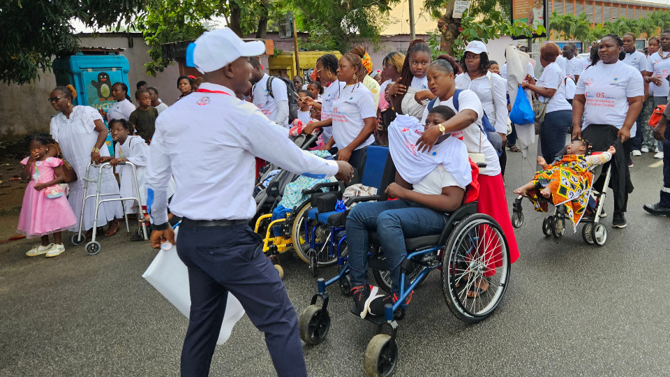 Les participants à la conférence défilent pour la paralysie cérébrale le 4 octobre 2024.