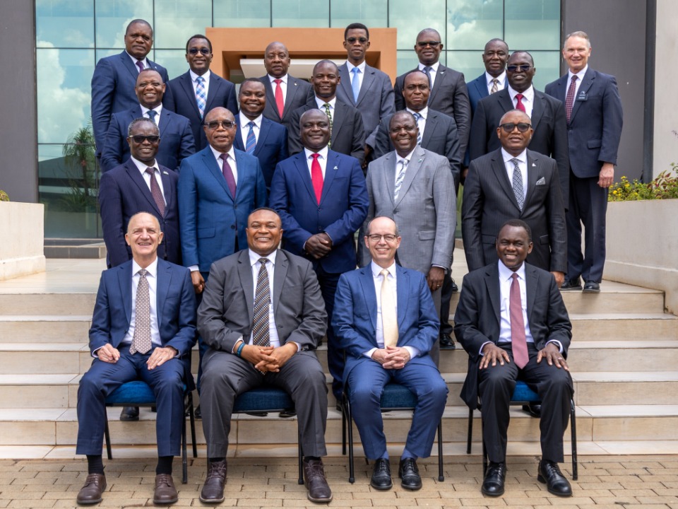 Assis au premier rang, de gauche à droite : Elder Paul B. Pieper, Elder Thierry K. Mutombo, Elder Christophe G. Giraud-Carrier et Elder Edward Dube, avec d’autres dirigeants de l’interrégion à Nairobi, au Kenya, le 25 avril 2026.