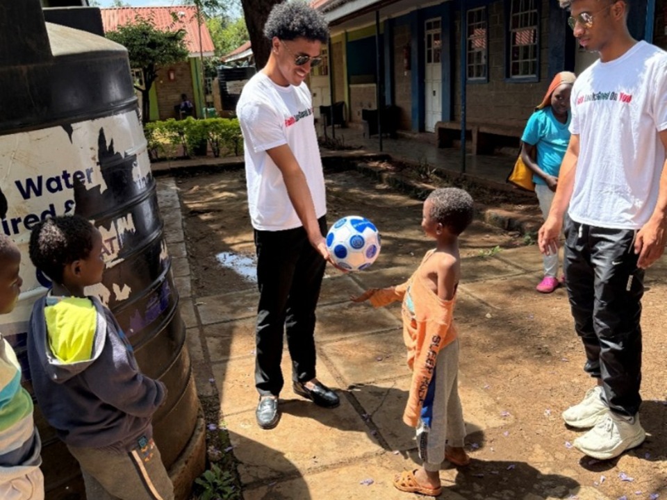 Corey et Batchlor passent du temps avec les enfants de l’orphelinat Riuru. 15 novembre 2025