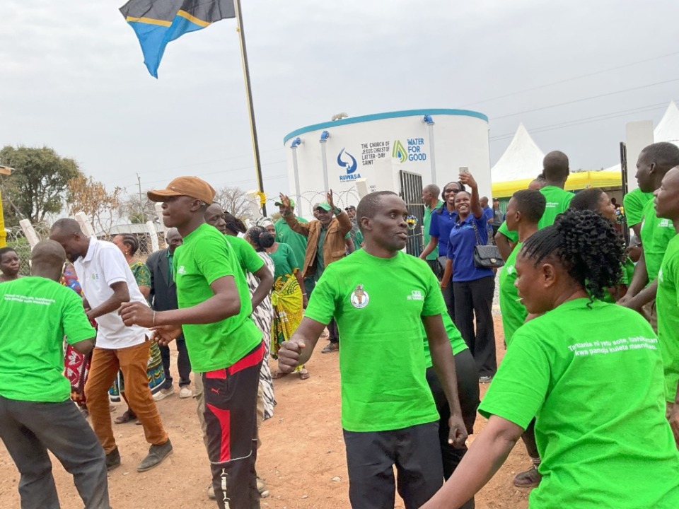 Dans un moment de joie, plusieurs villageois dansent au village de Zumve lorsque le relais de la Torche Uhuru s'est arrêté brièvement dans leur village, le 20 août 2026.