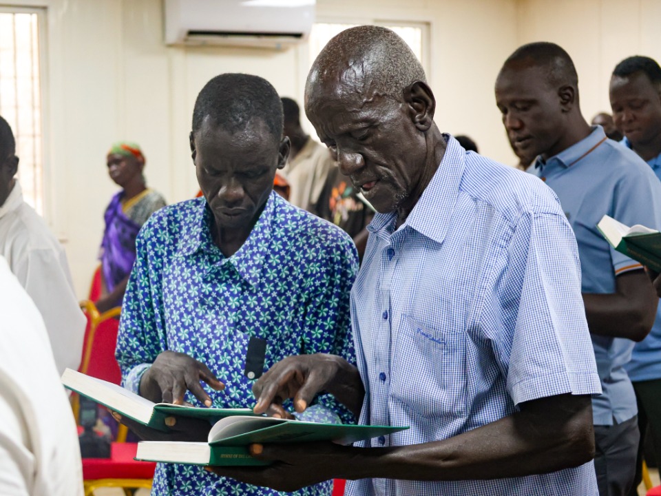 Des membres et des amis de l’Église de Jésus-Christ des Saints des Derniers Jours chantent le cantique d’ouverture lors de la réunion spirituelle de lancement de BYU Pathway, le 9 septembre 2026, à Juba (Soudan du Sud).