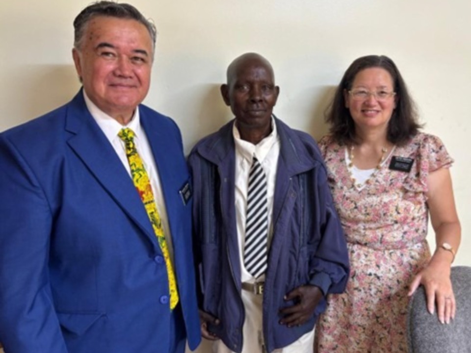 David T. Onekawa, dirigeant de mission de Nairobi Est, Francis Ngui Muoki, président de branche de Kiteng'ei, et Lenise Onekawa, dirigeante de mission, au centre de pieu du Kenya, le 7 décembre 2025.