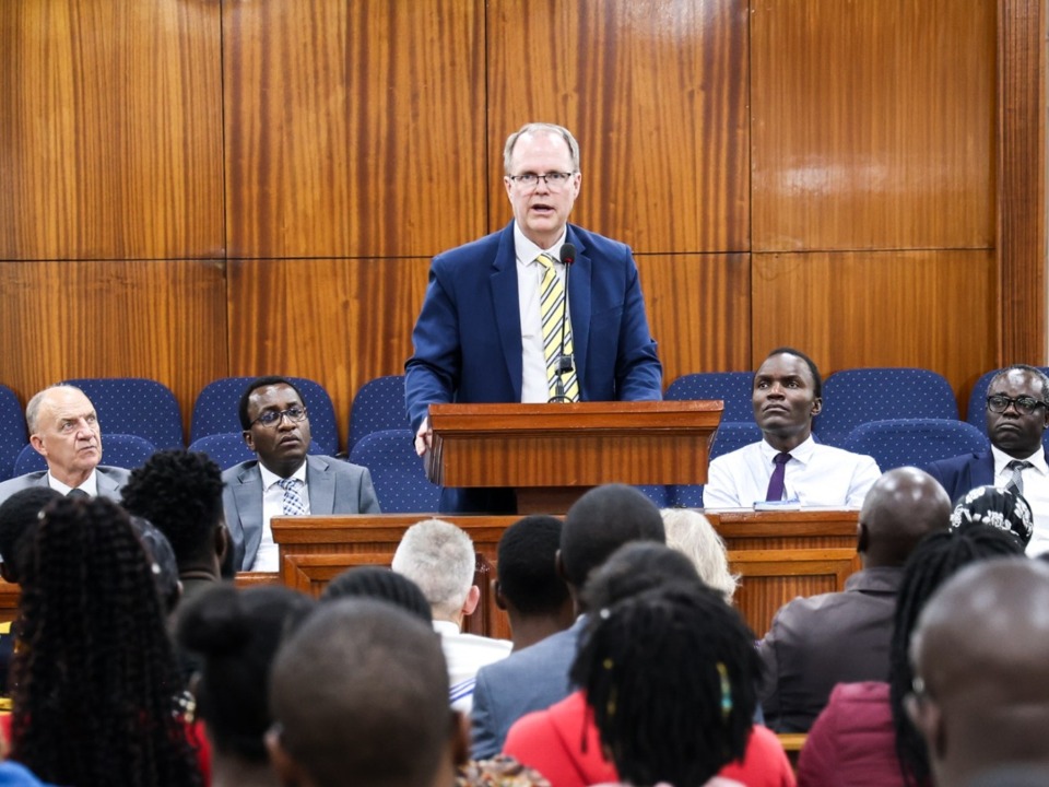 Le président Brian K. Ashton prend la parole lors de la réunion spirituelle de BYU Pathway, à Nairobi, au Kenya, le 23 juin 2025.
