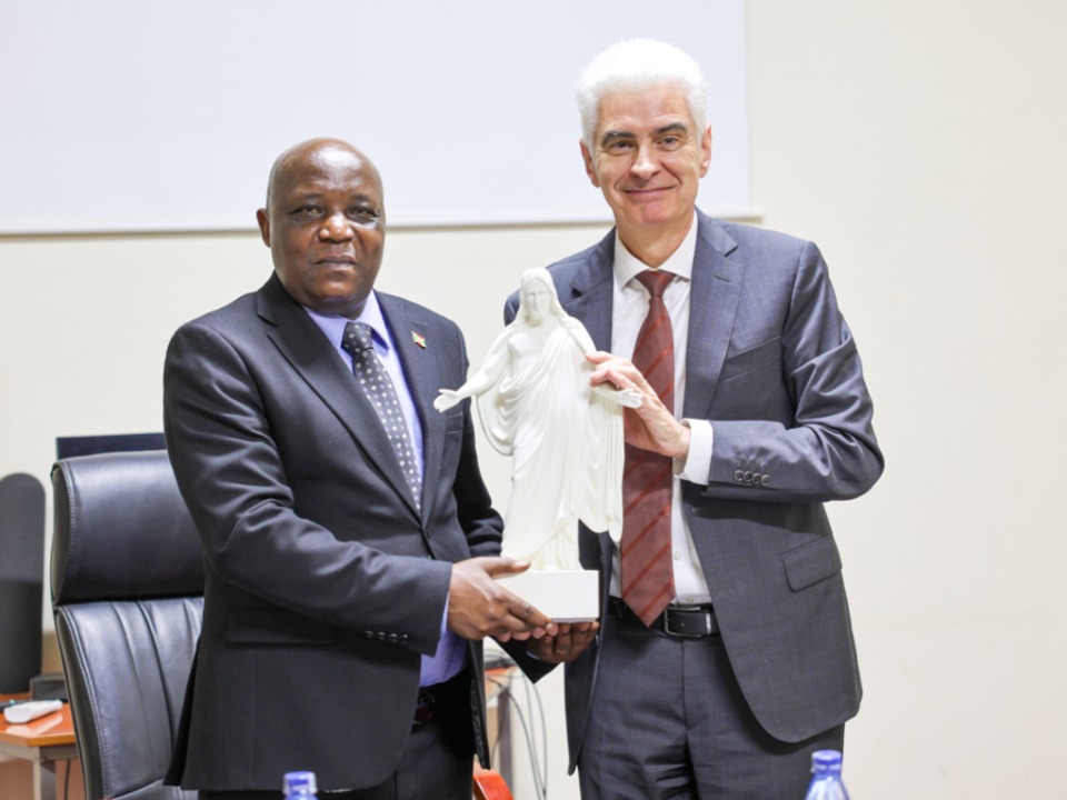 Elder-Gerald-Causse-remet-un-cadeau-destine-au-President-de-la-Republique-a-lHonorable-Leonidas-Ndaruzaniye,-Ministre-de-lInterieur,-du-Developpement-communautaire-et-de-la-Securite-publique,-lors-de-sa-visite-au-Burundi-le-22-October-2026.