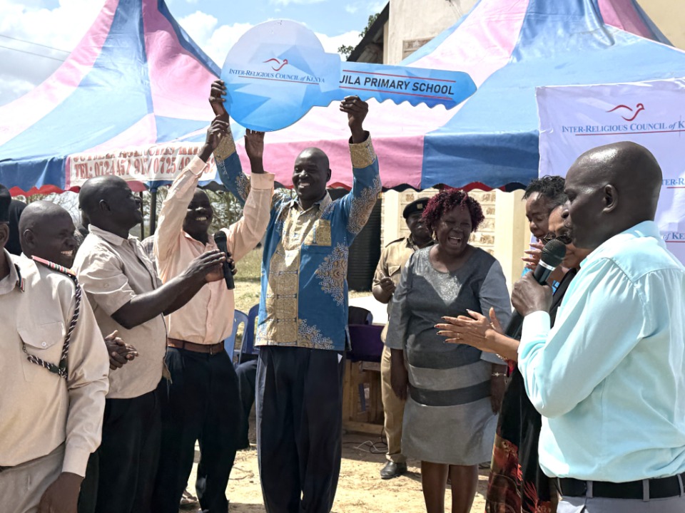 M. Samson Kahindi, directeur de l'école primaire de Jila, célèbre la cérémonie de remise. Comté de Kilifi, Kenya, 23 septembre 2025