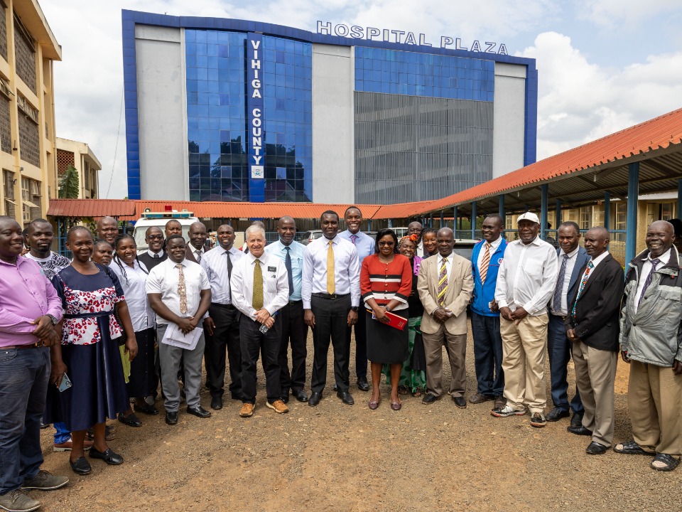 Photo de groupe devant l’hôpital du comté de Vihiga, le 21 mai 2026.
