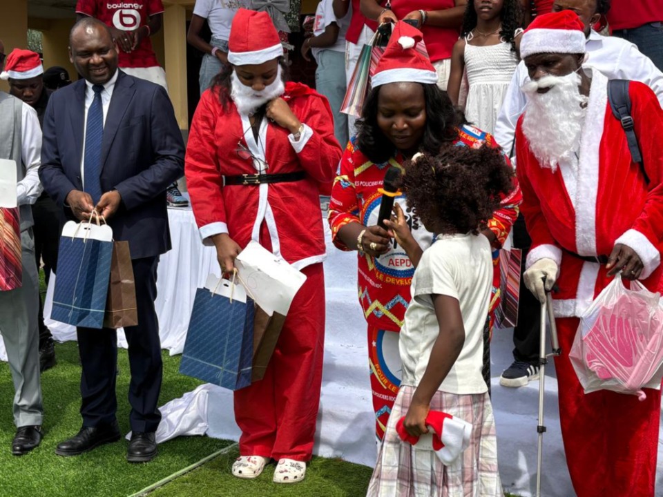Le Père Noël et Madame Noël distribuent des cadeaux aux enfants. Kinshasa, République démocratique du Congo, 26 décembre 2025.