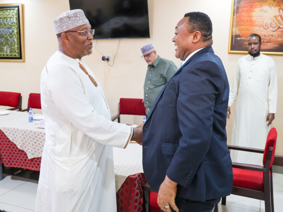 Le Cheikh Ibrahim Lethome salue le président Thierry Mutombo, soixante-dix Autorité générale, à la mosquée Jamia. Nairobi, Kenya, 09 février 2026