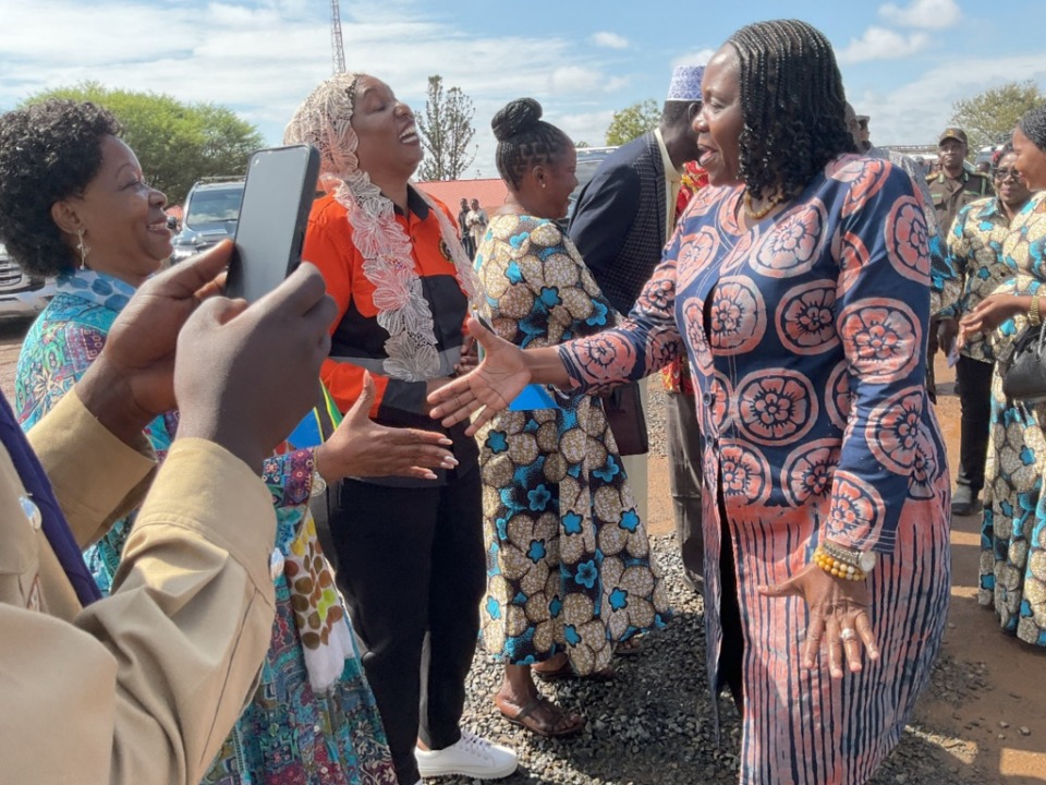 L’Honorable Ministre Dr Dorothy Gwajima (à droite) serre chaleureusement la main de Sœur Judith Spendi à son arrivée sur le terrain de Kilangalala à Geita, en Tanzanie, pour présider la célébration de la Journée internationale des femmes du 8 mars 2026.