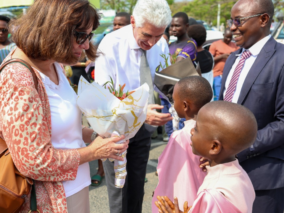 Un-groupe-de-membres-du-Burundi-venu-accueillir-Elder-Causse-et-la-Soeur-Causse-sous-le-soleil,-a-sa-sortie-de-laeroport-de-Bujumbura-le-21-Octobre-2026.